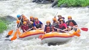 Peserta rafting dengan perlengkapan lengkap